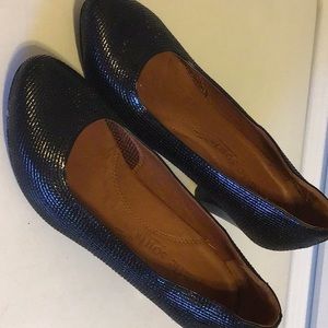 Gentle Soul’s women 2.5” high heel pump size 6